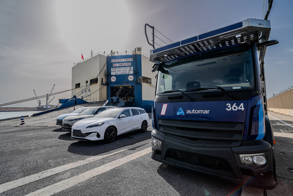 Vetture BYD a Gioia Tauro con nave di trasporto e bisarca Automar per la distribuzione nel Centro-Sud Italia