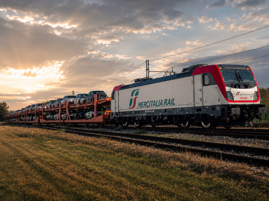 Treno Mercitalia Rail con carri carichi di automobili lungo il corridoio ferroviario Livorno–Pontecagnano–Gioia Tauro.